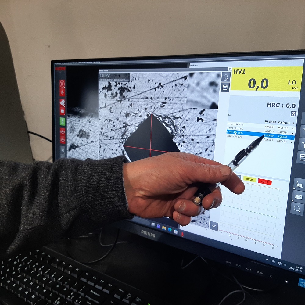 Un tecnico sta analizzando a schermo alcuni test per classi di resistenza viti